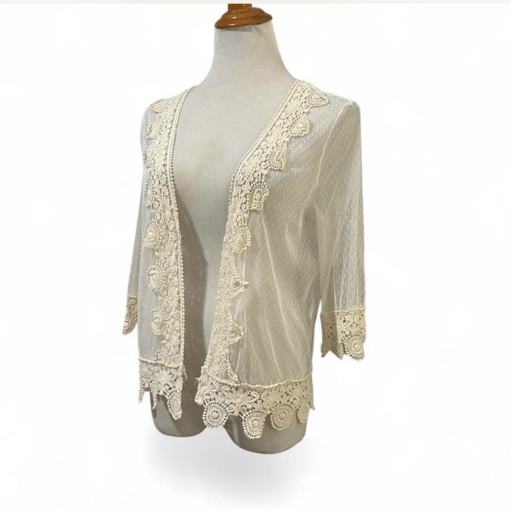 ISSI Cream Lace Detail top - Picture 4 of 7